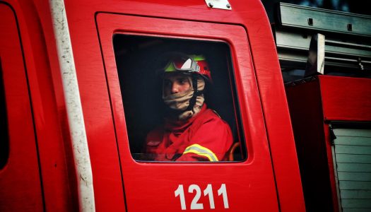 Jovens recolhem bens para os bombeiros