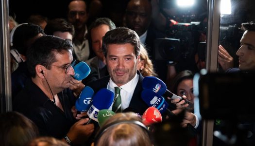 ” Um país em viragem: o declínio socialista e o crescimento da direita “