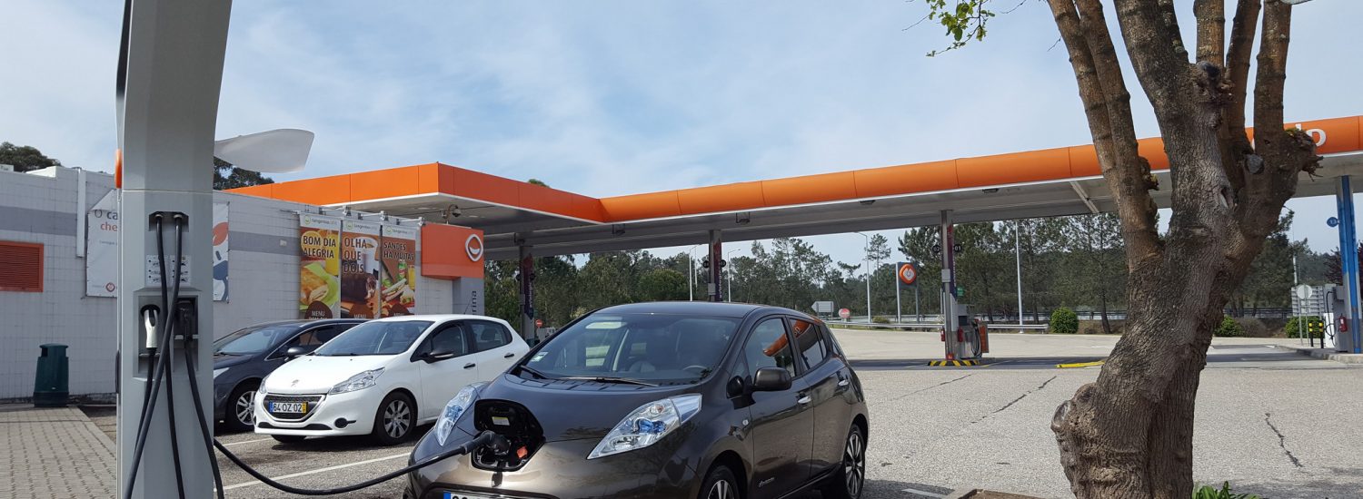 O Dilema do Carregador: Entre a Bomba de Gasolina e o Apagão Social