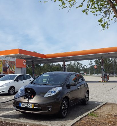 O Dilema do Carregador: Entre a Bomba de Gasolina e o Apagão Social