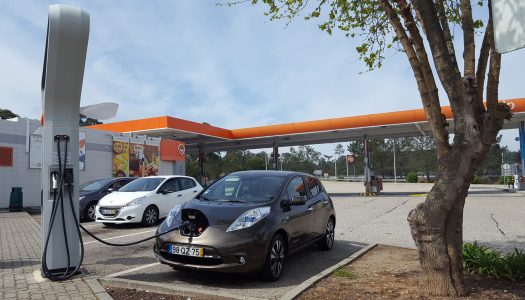 O Dilema do Carregador: Entre a Bomba de Gasolina e o Apagão Social