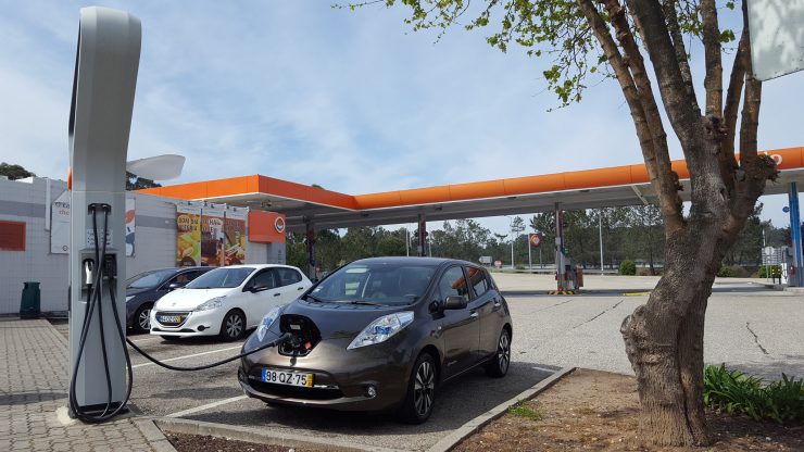 O Dilema do Carregador: Entre a Bomba de Gasolina e o Apagão Social